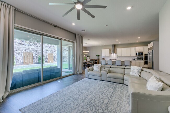 Building Photo - Luxury Rental with Mountain Views in Gated Henderson Community