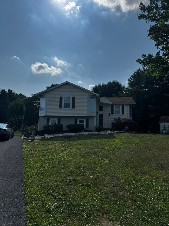 Building Photo - 1158 Custer Dr