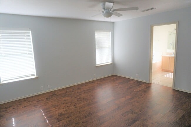 Building Photo - 2417 Hampton Dr