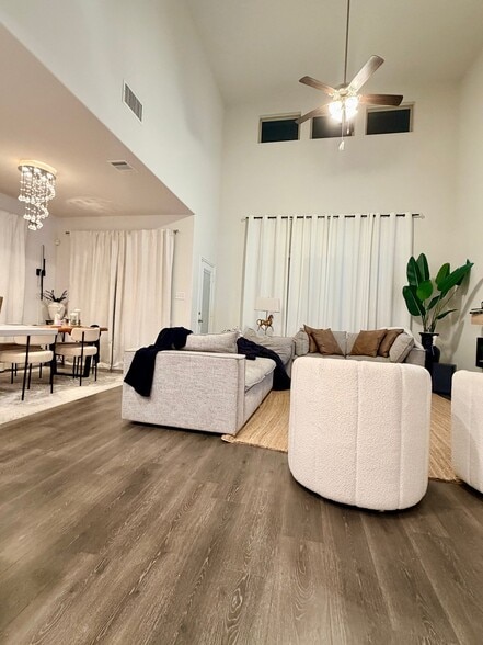 Building Photo - 901 Goldenrod Ln