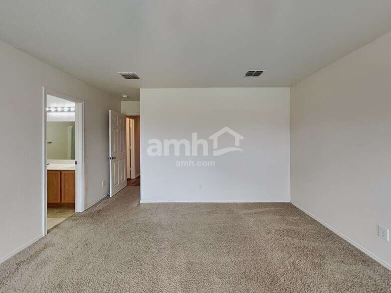 Building Photo - 2912 Mockingbird St
