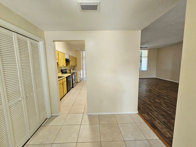 Building Photo - 6 Bedroom/3 Bath home in Black Acres