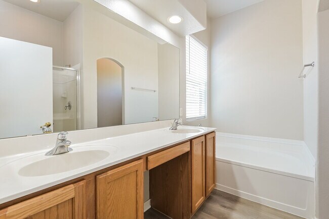 Building Photo - 122 E Camino Rancho Cielo