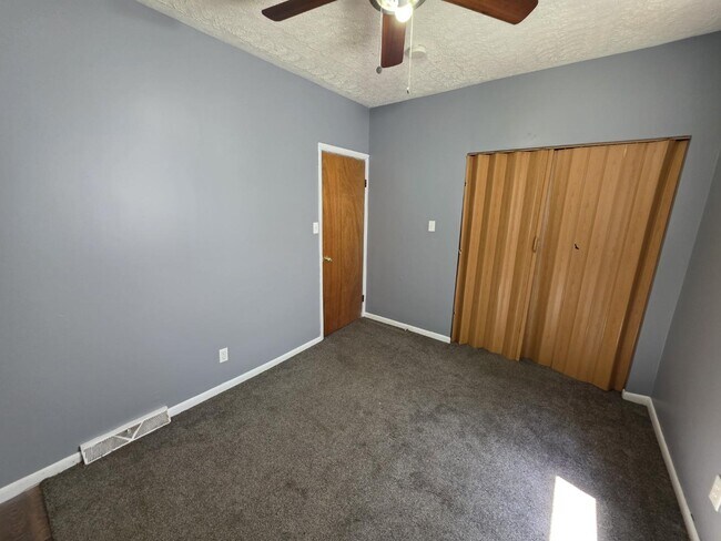 Building Photo - 1224 Pondview Ave