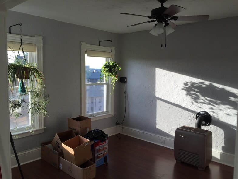 Building Photo - 6 Caroline St