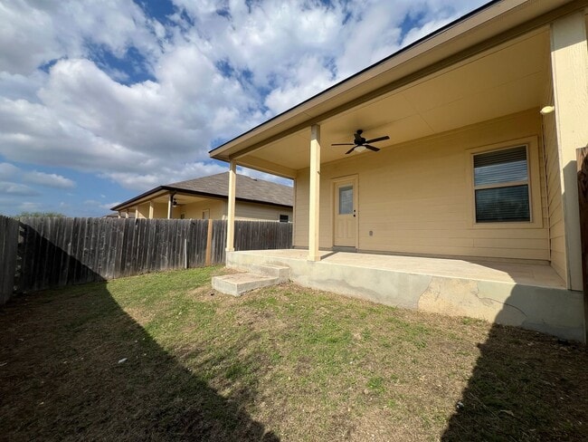 Building Photo - Luxury 3/2 duplex in NBTX