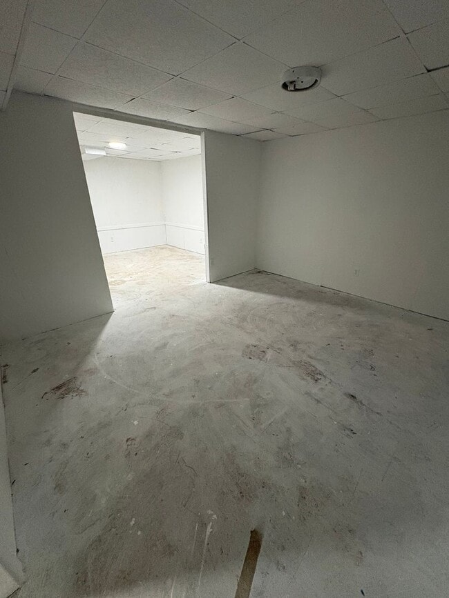 Building Photo - Spacious & Updated 4 Bedroom Home!