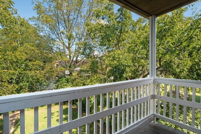 Building Photo - McDreamy 2BR w/ Balcony