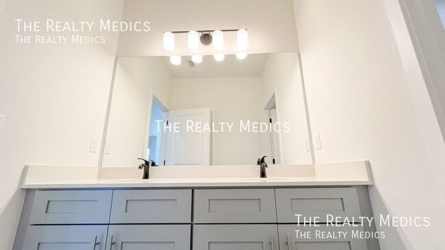 Building Photo - 905 Toluca St SE