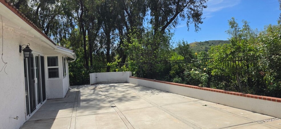 Building Photo - 28915 Hollow Brook Ave