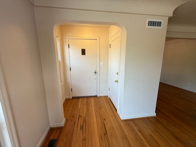 Building Photo - 2 Bedroom Home for Rent in Hood River