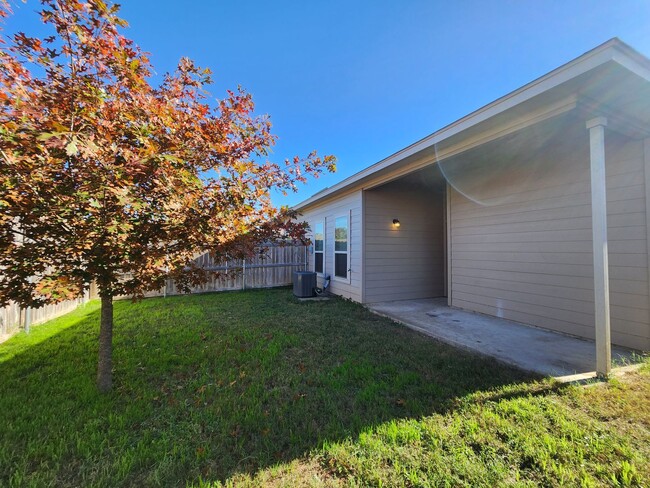 Building Photo - 3/2/2  Located between New Braunfels & Seg...