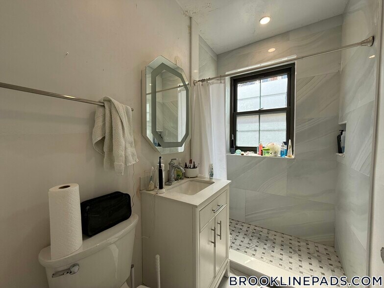 Building Photo - 337 Tappan St