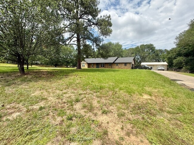 Building Photo - 4-bed/2-bath in South Tyler!