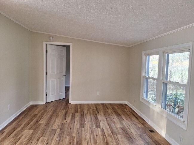 Building Photo - Country Living at its Best!!