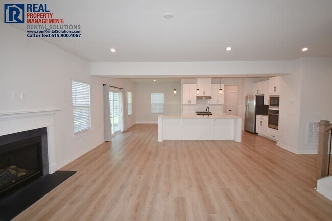 Building Photo - Amazing, modern and spacious home! 4 bd, 2...
