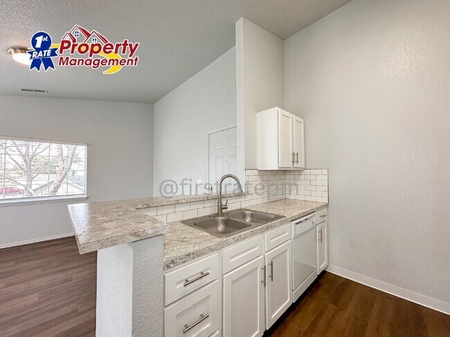 Building Photo - 3148 N Esquire Dr