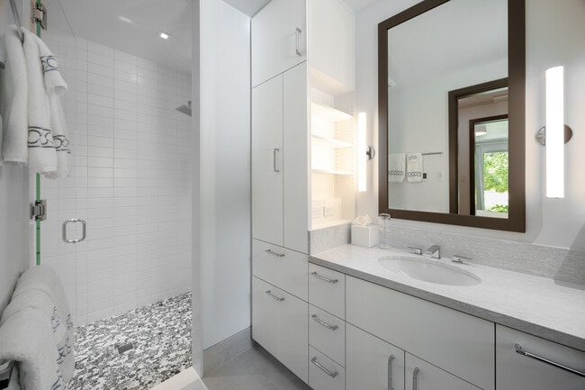 Building Photo - 1411 Crystal Lake Rd