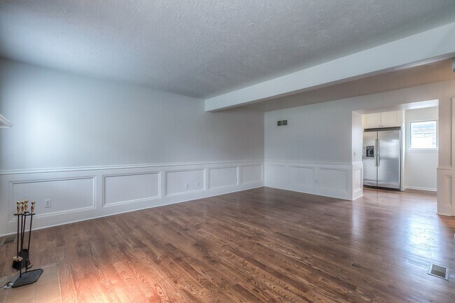 Building Photo - Updated 3 Bedroom 3 Bath Townhome