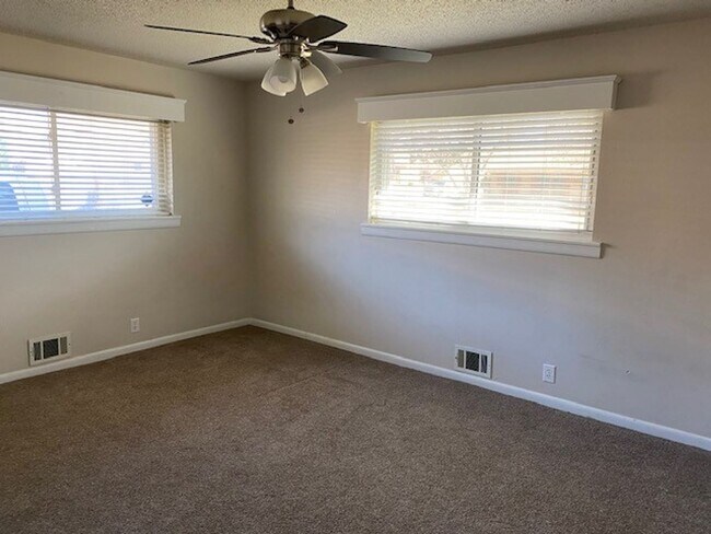 Building Photo - Large 3 bed/2 bath home in nice neighborhood  in Denison!