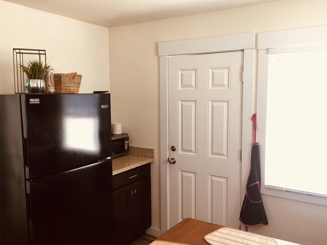 Building Photo - 4550 Lakeshore Blvd