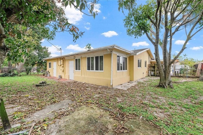 Building Photo - 5320 NW 15th Ct