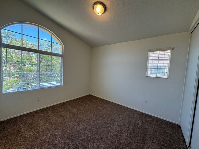 Building Photo - Spacious 4 Bedroom Home in Victorville