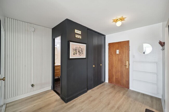 Building Photo - Stunning 1 BR/1 BA Condo in Southwest Wate...