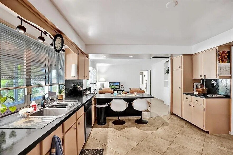 Building Photo - 2761 NE 12th St