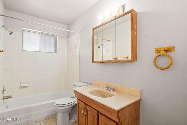 Building Photo - 4908 Royal Dr