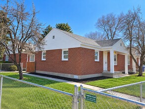 Building Photo - 458 E Lambourne Ave