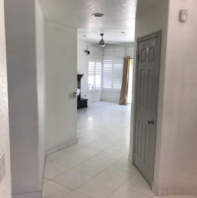 Building Photo - 1000 Calle Allegre