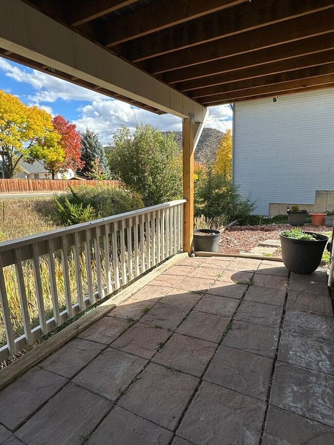 Building Photo - 850 Mountain View Dr