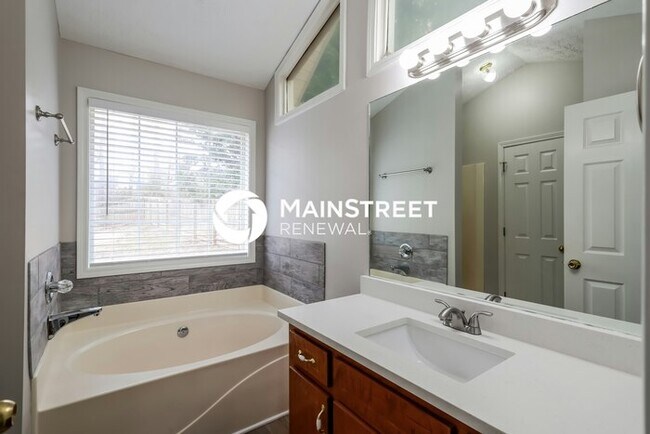 Building Photo - 3 Bedroom Pet-Friendly Home in FLOWERY BRA...