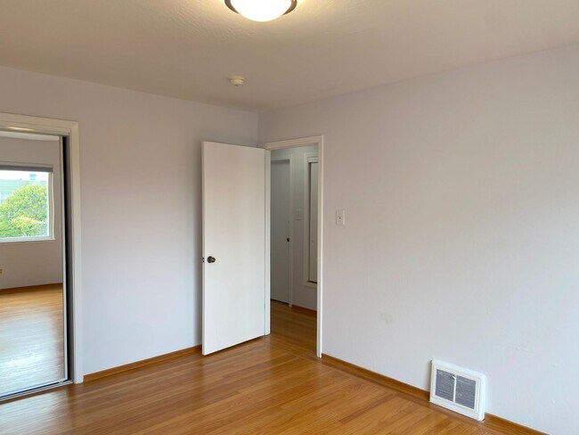 Building Photo - 1st Floor 2Bd / 1Ba  Flat With Garage Parking