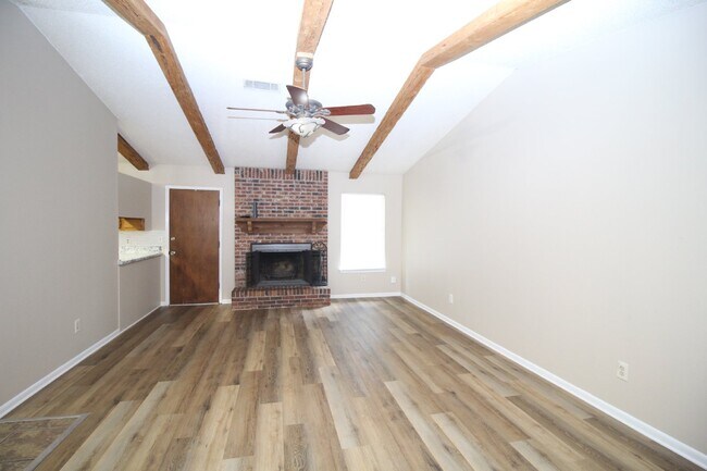 Building Photo - 3 bed 2 bath home with 2 car garage and Fl...