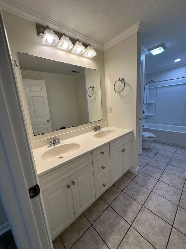 Building Photo - Freshly Updated 4 Bedroom Lower-Level Unit in Oak Ridge – Spacious & Move-In Ready