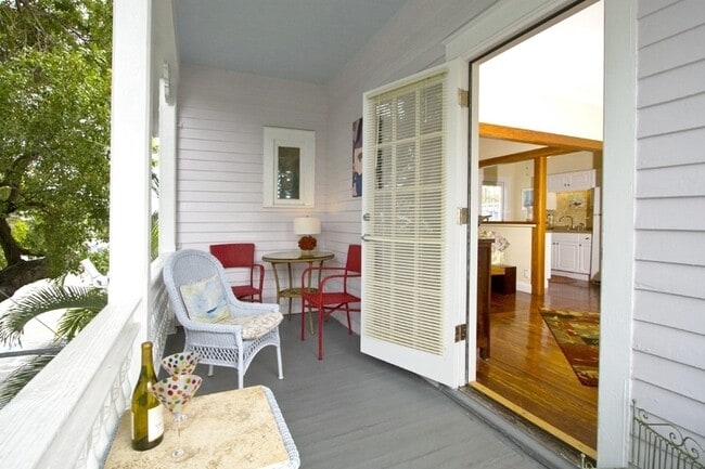 Building Photo - Furnished Studio Apartment in Old Town