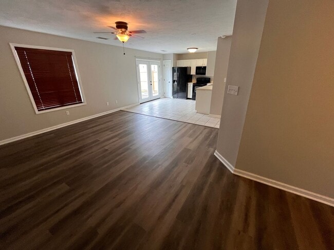 Building Photo - 3 Bedroom Home Available in Feb!