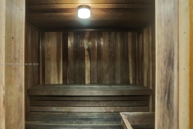 Building Photo - 2555 Collins Ave