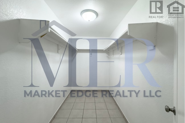 Building Photo - 1023