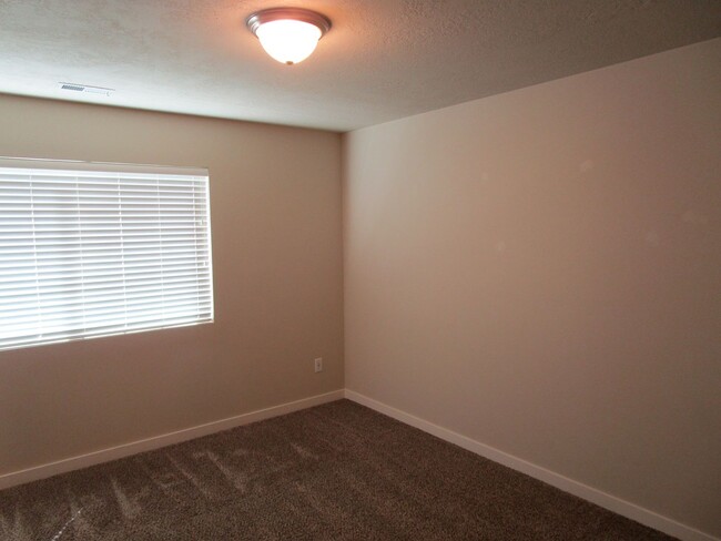 Building Photo - 3 Bedroom, 2 Bathroom Home with Ample Sola...