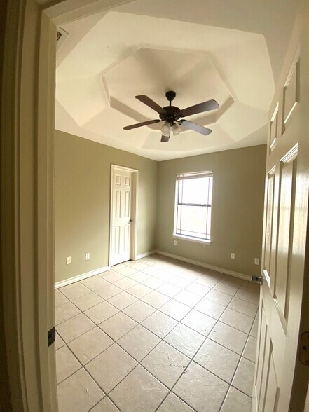 Building Photo - 1206 W Fig Ave