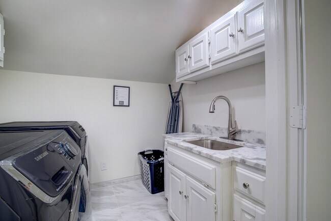 Building Photo - 8402 Columbia Dr