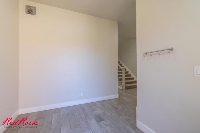 Building Photo - Pet Friendly 4 Bedroom Home! Internet Incl...