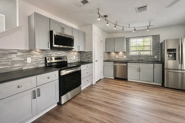 Building Photo - 4 Bed 2.5 Bath NEW MANAGEMENT!!!