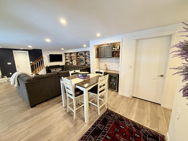 Building Photo - Designer 4 Bedroom Home with Sauna and Walk-Out Lower Level - Available May or June 1st