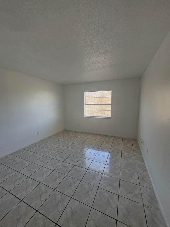 Building Photo - Beautiiful Palm Gardens 2 bedroom, 1 bath ...