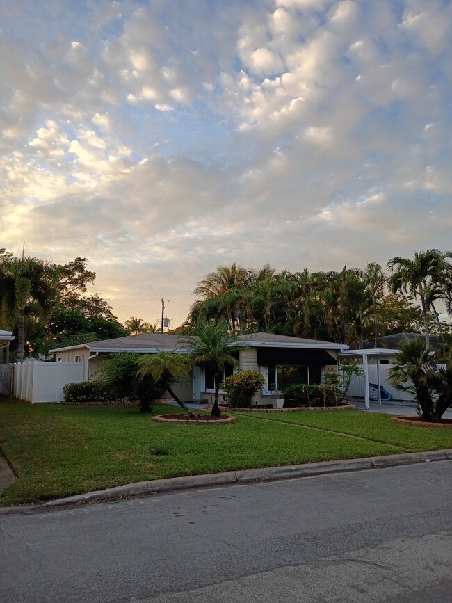 Building Photo - 1415 NE 17th Terrace