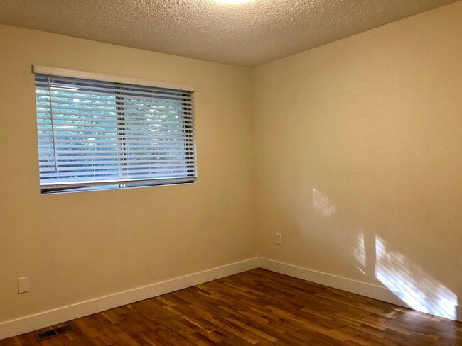 Building Photo - Charming 3 Bedroom in Cottage Lake